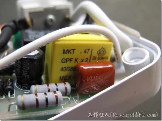 数位式定时器拆解。这颗黄色的就是金属化膜电容器(MKT 0.47uf)。