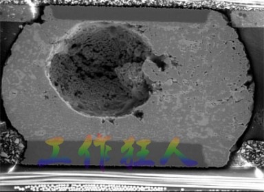 锡球气泡大到足以影响到焊接的品质，下图是锡球切片后的剖面，可以很明显看到气泡已经有锡球的 1/3 大了