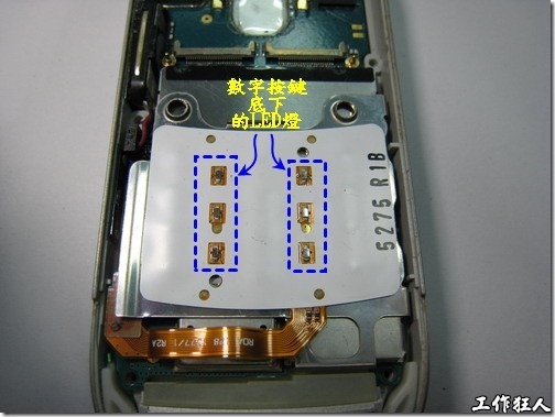 Sony Ericsson W550i在数字按键的底下安排六颗LED灯，在透过反折射之后，光源将可以平均分散至所有的按键。