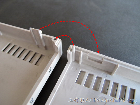 其实这款产品我至少使用已经有五年以上了，可是拆装的时后仍然非常的有韧性及弹性，一点也没有脆化的感觉，有些塑胶只要经过一段时间的使用就会裂化，看来这款塑胶应该有加了防UV的添加剂。