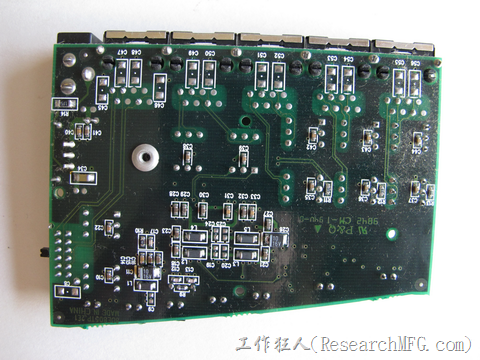 电路板组装方面应该是正面贴焊(SMT)制程，背面波焊(Wave Soldering)制程，因为背面的电阻电容零件底下发现有红胶，推测应该是使用手动折V-Cut槽板边，基本上不太建议手动折板边，因为板边附近的零件容易被折裂，不过零件都还蛮大颗的，所以风险应该相对小。