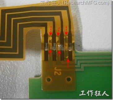 这张图所显示的，工厂实际进行HotBar焊接的时候，经常会出现这类焊垫之间短路的问题，下面的图示为比较严重的案例，大部分都只有部份溢锡，但这对品质信赖杜已经产生了及大的为害，既使现在测试没有出现问题，难保在高温膏湿的环境下不会出现电子迁移(Electromigration)的现象。