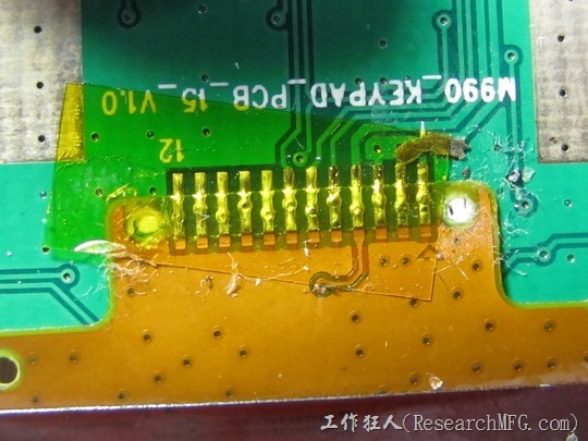 另外还发现LCM有条软排线(FPC)居然也是人工焊接在板子上的，省了一个连接器(Connector)，但观察其焊接的效果，发现它并不是使用HotBar热压制程，这也太大胆了吧！