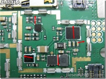 图中显示一块电路板使用这种屏蔽夹(shielding clip)的实例。基本上我们在弯角的地方都设计摆放了一个屏蔽夹，这样可以让作业员比较方便安装屏蔽罩(shielding can)时的对位准确。然后在其他没有屏蔽夹的地方也设计了一些接地的佈线，一来可以稍微提昇屏蔽罩的电磁隔绝能力，另一方面也可以为屏蔽夹无效时，马上可以更改为屏蔽框，而无需要重新设计电路板。